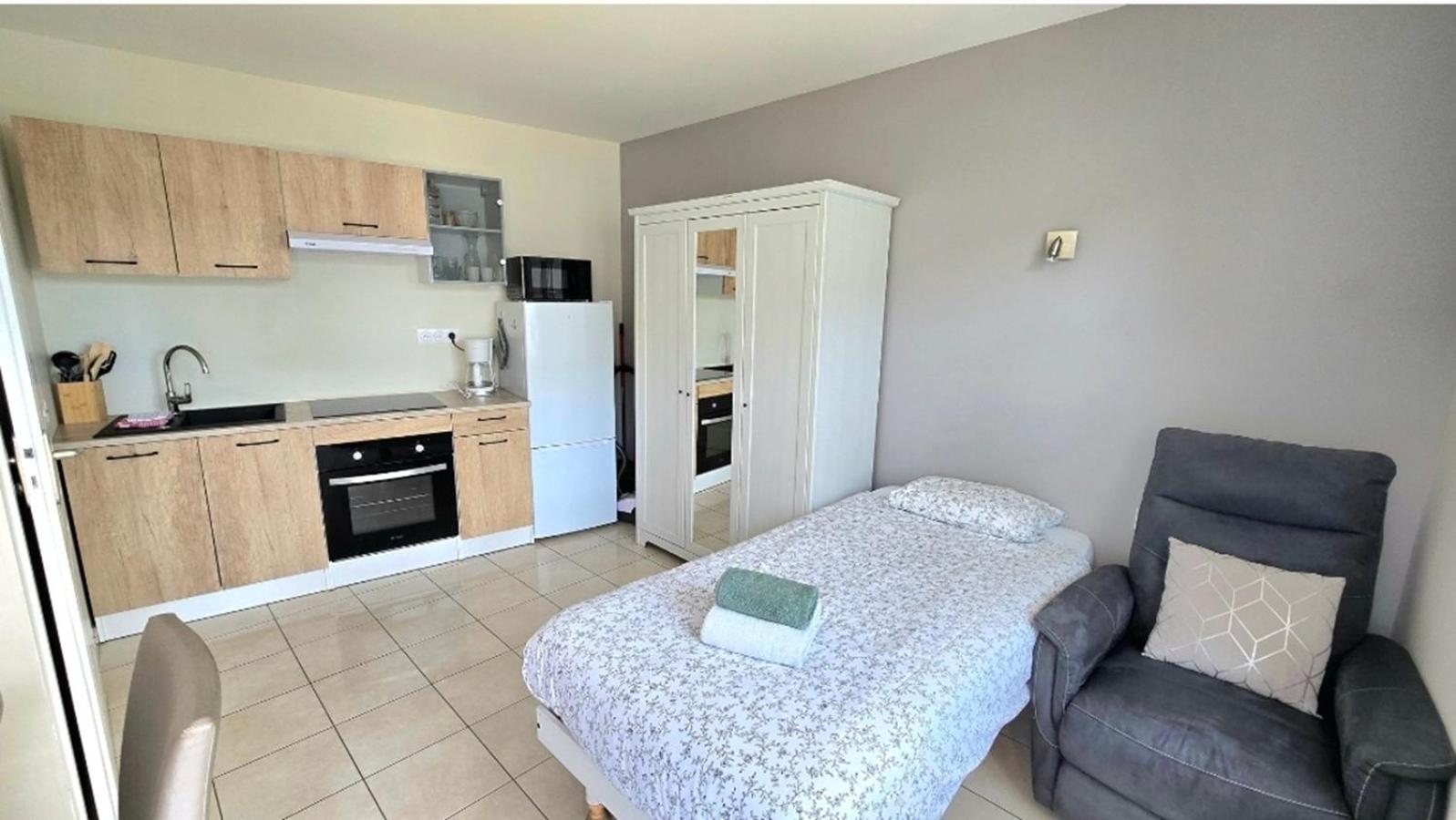 Residences Les Sansonnets "Appartements & Studios" Jonzac Extérieur photo