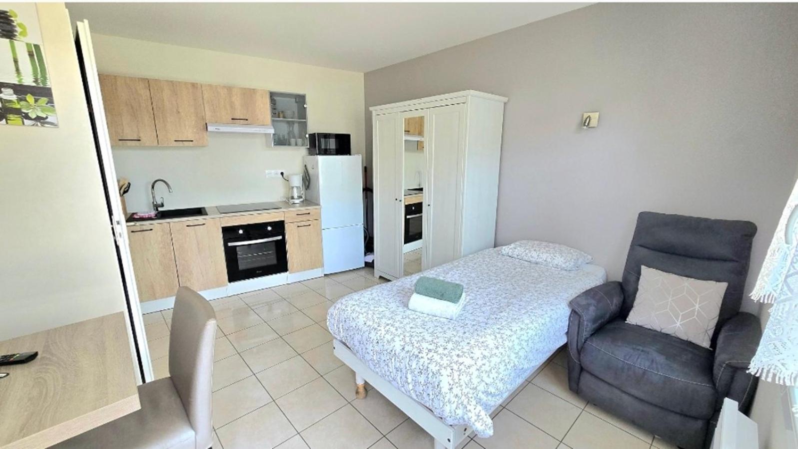Residences Les Sansonnets "Appartements & Studios" Jonzac Extérieur photo